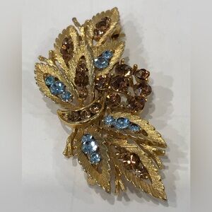 LISNER Vintage textured gold-tone leaf brooch with brown & ice blue rhinestones